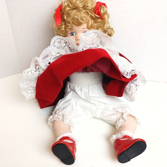 Porcelain doll with soft body blonde with curls - Picture 7 of 7
